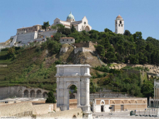 arco_di_traiano+duomo.jpg